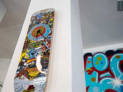 ...e su una vi � appeso uno skateboard �Santa Cruz� sul quale sono state aggiunte le lancette per farne un orologio